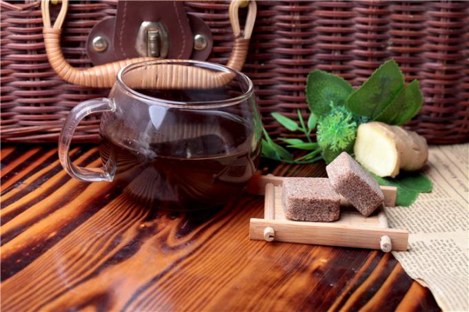 Chá natural do gengibre da bebida contínua saudável com o açúcar mascavado bom para a mulher